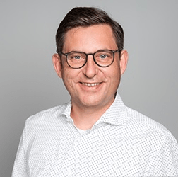 The photo is a portrait of Ingolf Blocher, one of awisto’s managing directors.